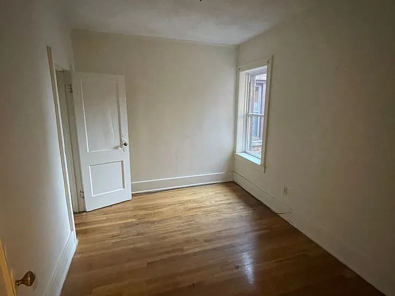506 Kirby St E — Photo 9