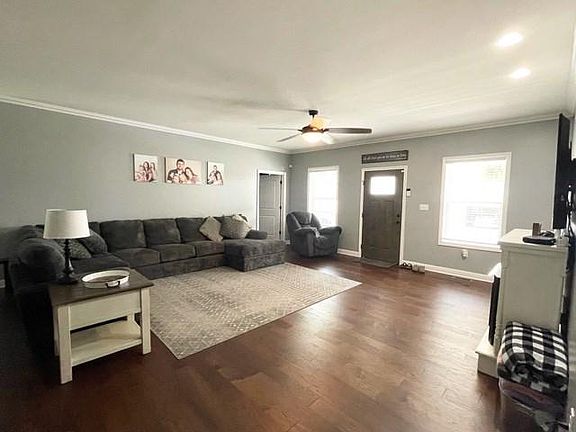 3rd image of 202 Rose St