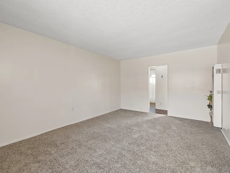 621-625 W. Hyde Park Blvd. — Photo 21