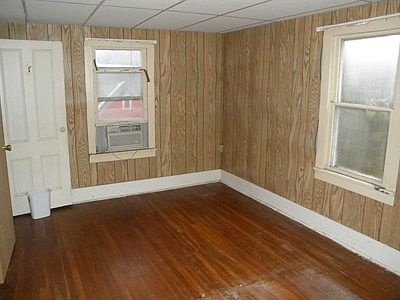 4th image of 34 W School St