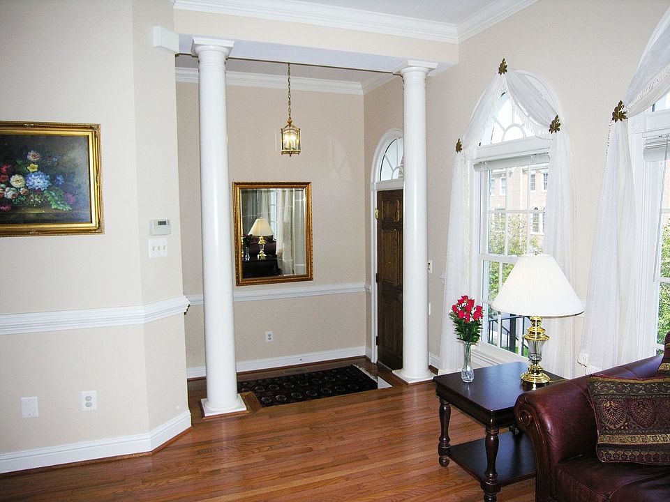 1st image of 10165 Castlewood Ln