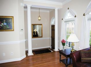 10165 Castlewood Ln, Oakton, VA 22124