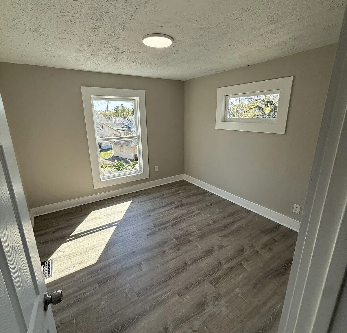 5 bed, 2.0 bath, 2032 sqft, $1,695 — Photo 4