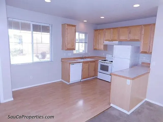 8646 NE Hyde Park Ln — Photo 5
