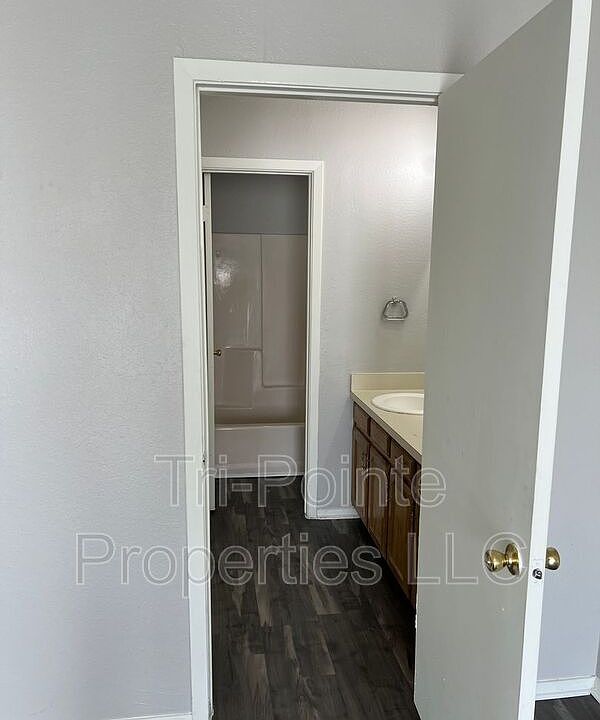1st image of 805 W Walnut St APT 11