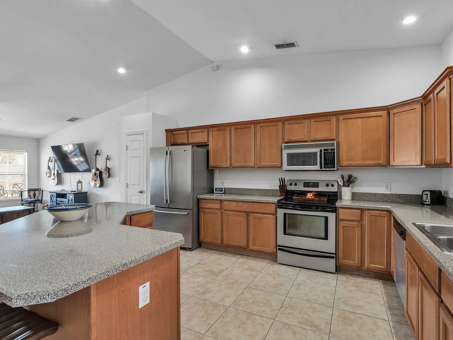 3 bed, 1960 sqft, $2,300 — Photo 4