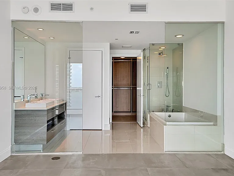 650 NE 32nd St #1903 — Photo 3