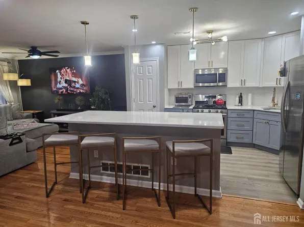 12 Harbor Bay Cir, Laurence Harbor, NJ 08879