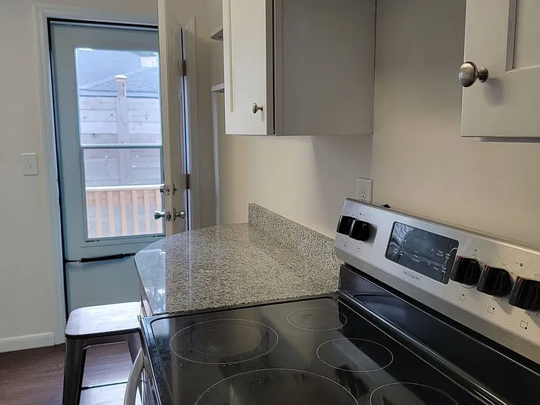 229 W 38th St #A — Photo 4