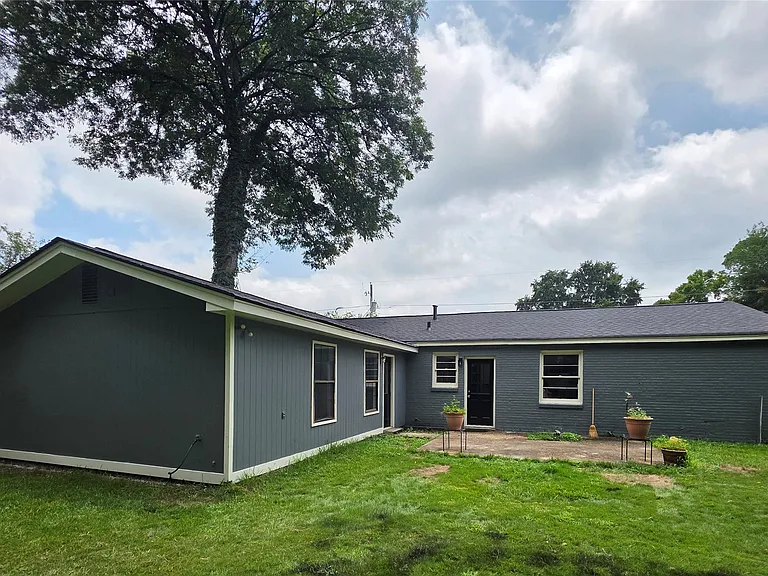 979 Newton St — Photo 19