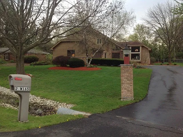 20W165 Meadow Ln photo 1