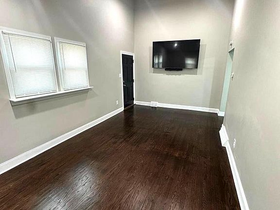 4th image of 428 Manhattan St