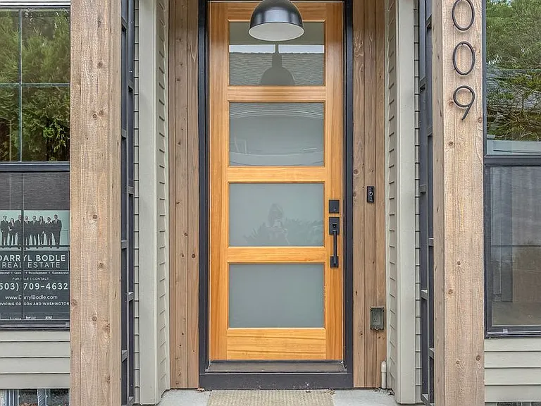6009 NE 30th Ave — Photo 2