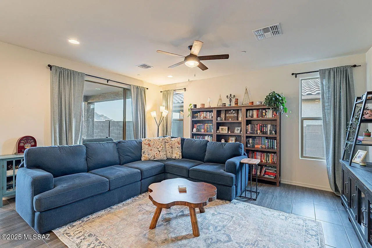 3 bed, 3.0 bath, 2060 sqft, $2,700 — Photo 4