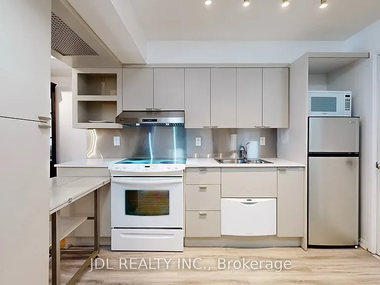 111 Elizabeth St #1037 — Photo 14
