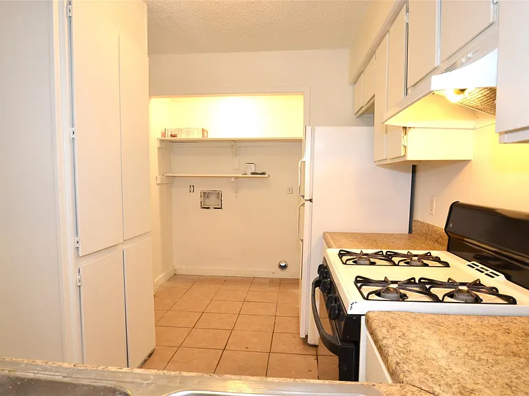 1202 Southport Dr #D — Photo 4