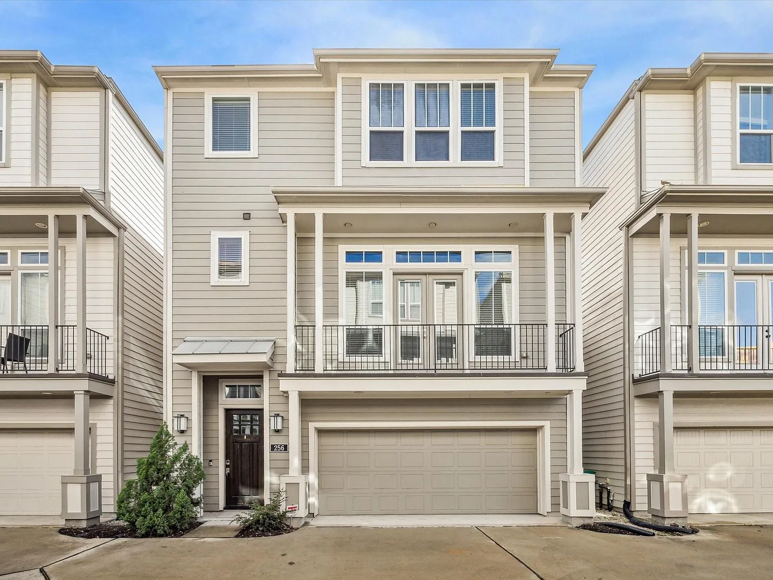 3 bed, 3.5 bath, 2237 sqft, $3,200 — Photo 2