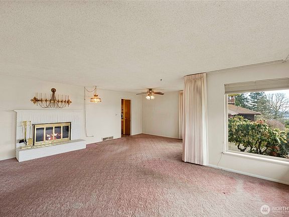 5th image of 10702 39th Avenue SW