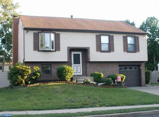 592 Fernwood Ln, Fairless Hills, PA 19030