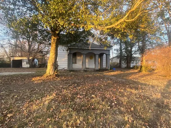 1304 W Springfield St, Saint James, MO 65559