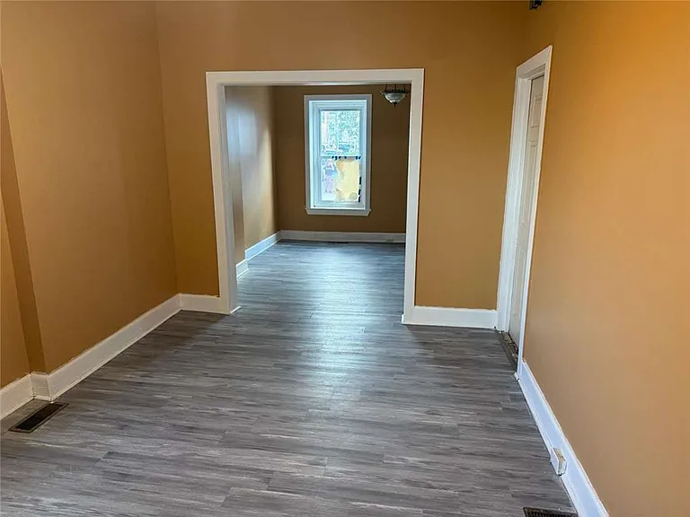 917 Center St — Photo 15