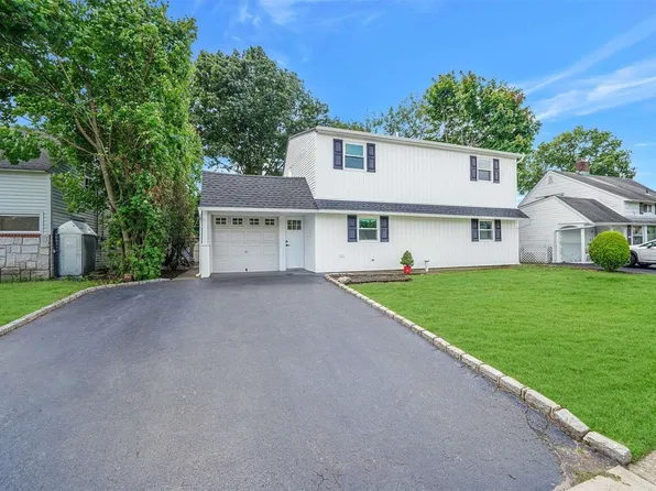 62 Flamingo Road, Levittown, NY 11756