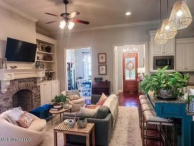 715 Chambord Dr — Photo 2