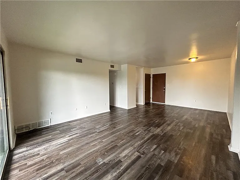 4313 Earl Dr #B7 — Photo 3
