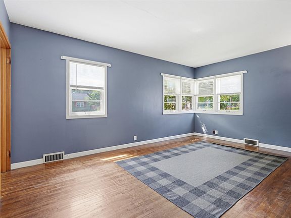 4th image of 309 1st St SE