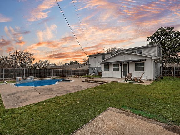 3rd image of 713 Kindred Ln