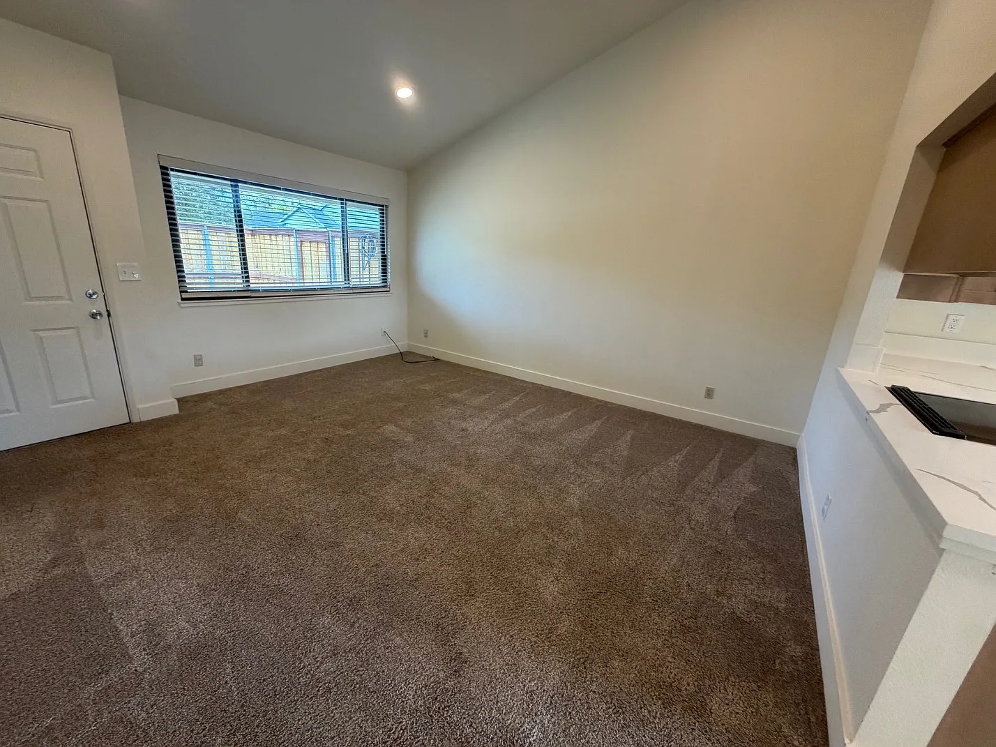 Charming and updated 2 bdrm, 1 bth apartment walking to downtown! — Photo 4