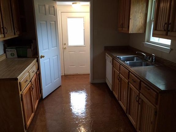 4th image of 631 Pine Ln