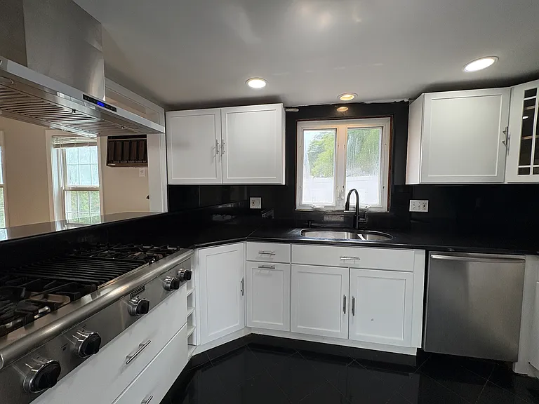 1318 Salem St — Photo 4