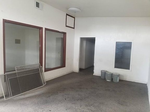 4th image of 5855 Auburn Blvd