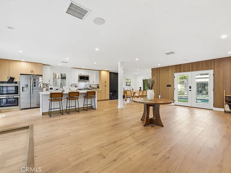 13135 Chandler Blvd — Photo 16