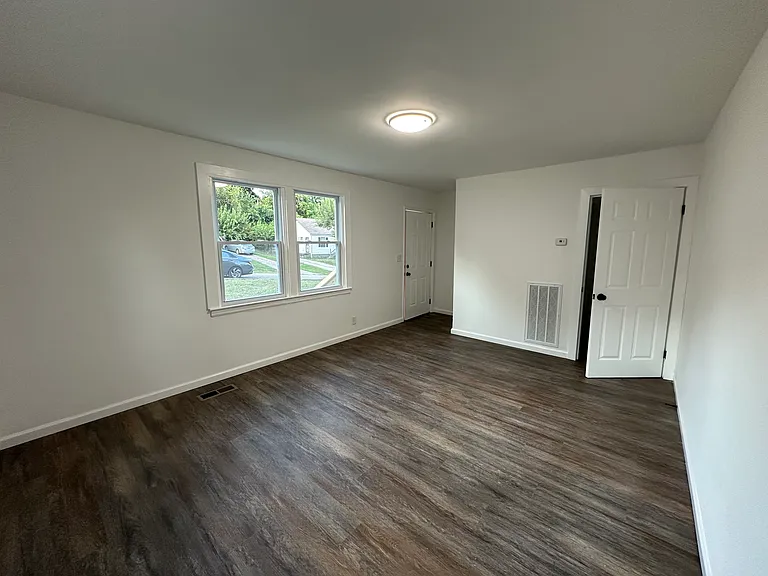 2052 Saxton Ave — Photo 4