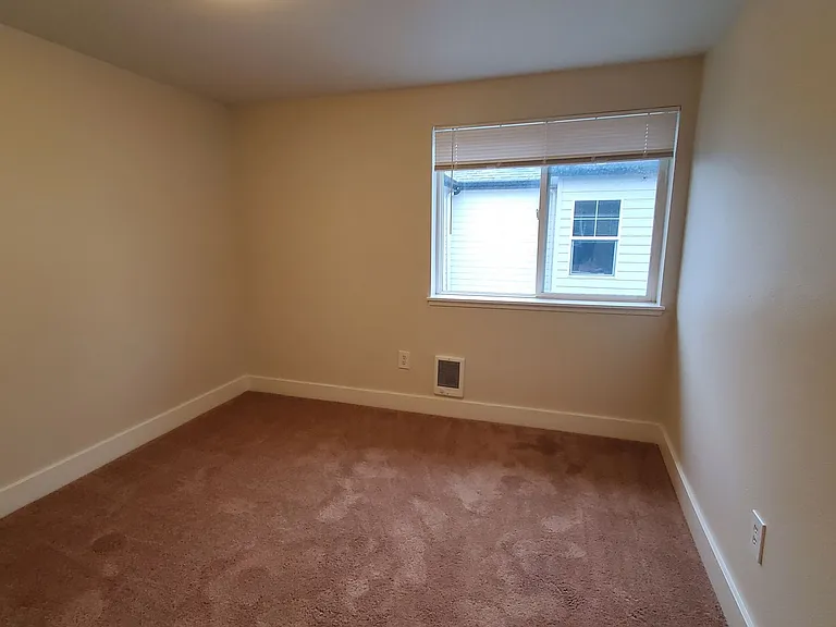 411 10th Ave — Photo 33