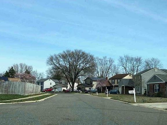 Exterior Neighborhood (street photo)
