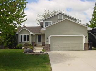 1212 Granite Ct, Shakopee, MN 55379