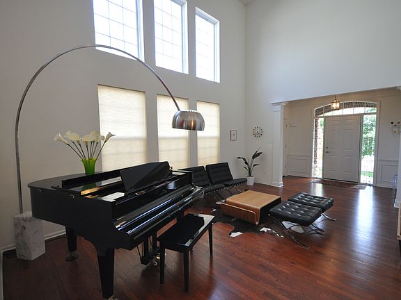 5th image of 44876 Revere Dr