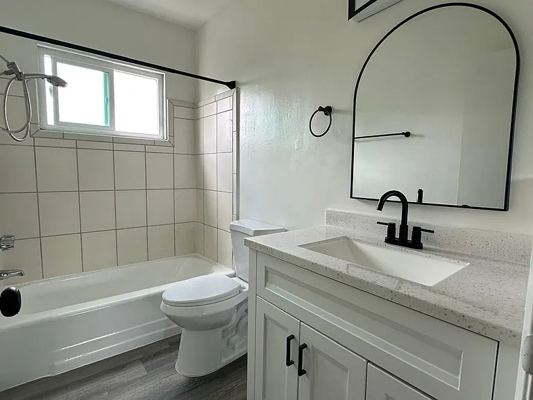 Encino Royal — Photo 18