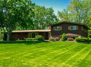 5903 Ironwood Dr, Crystal Lake, IL 60014