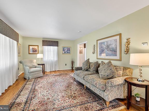 2nd image of 907 Arran Rd