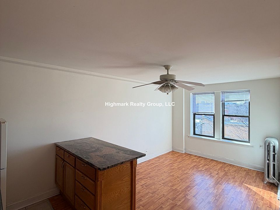 1st image of 3933 N Clarendon Ave #402A