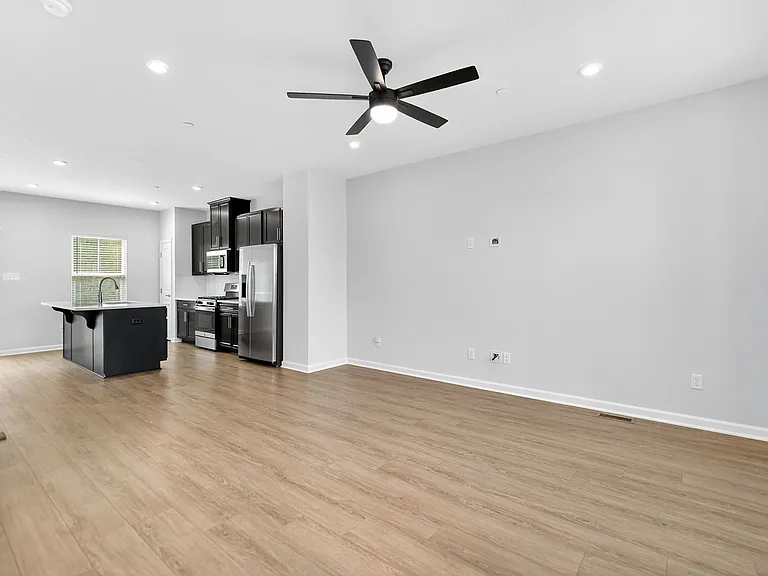 526 Dogwood Ln — Photo 5