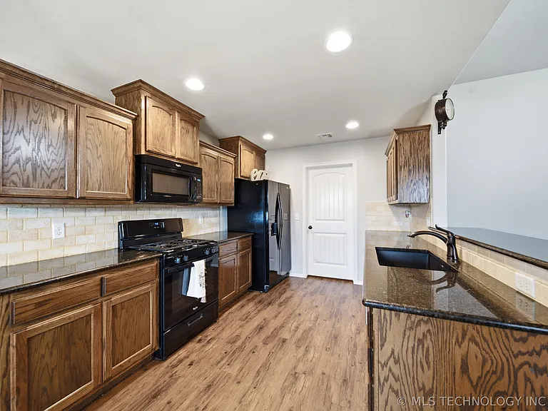 13328 S 21st Pl — Photo 7