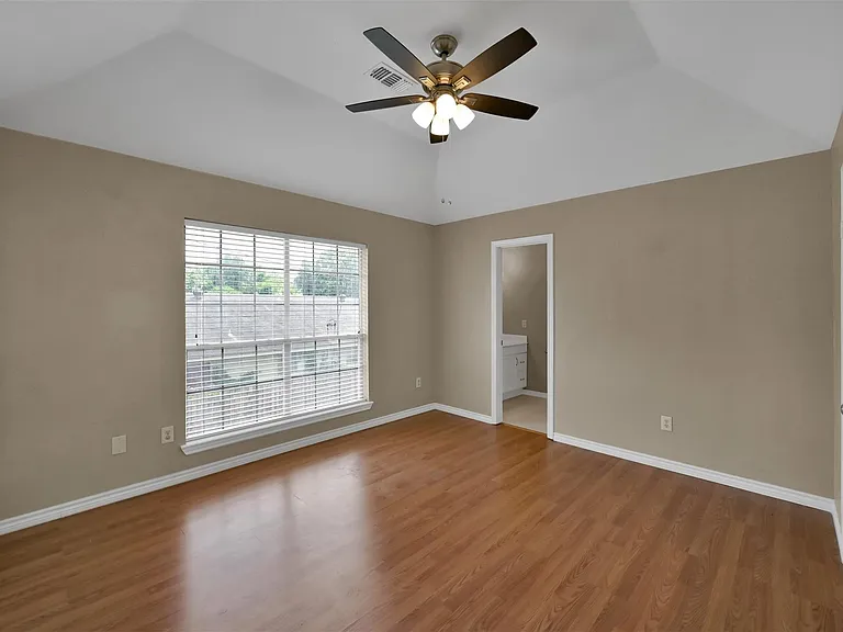 1141 Lovett St — Photo 15