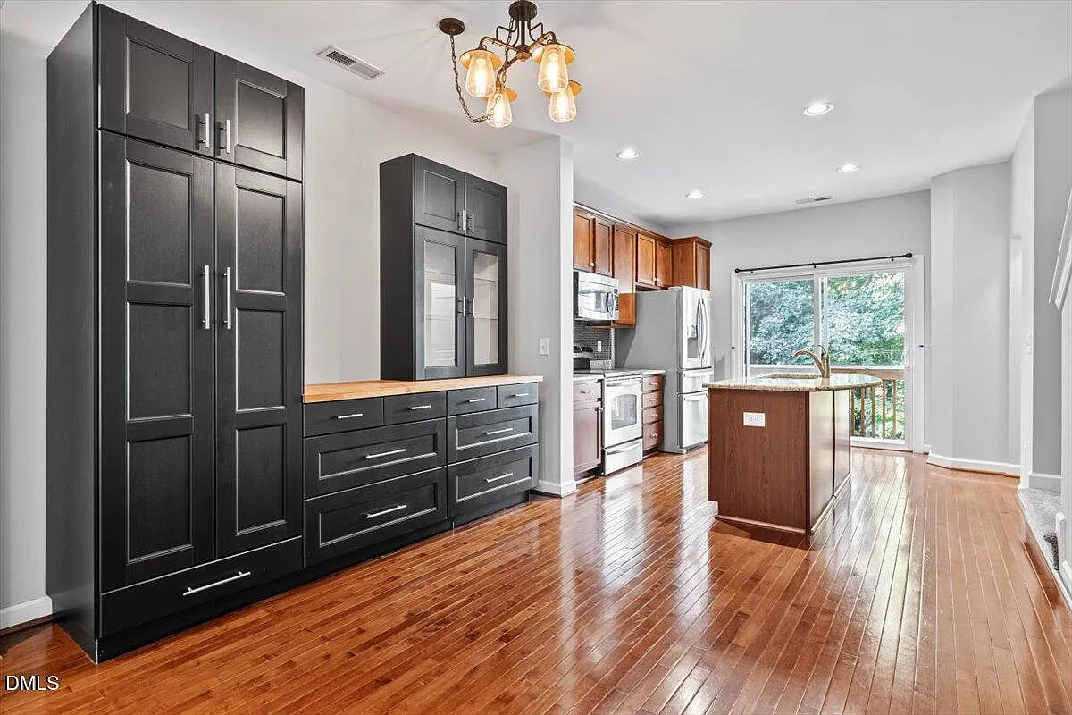 3 bed, 3.5 bath, $2,100 — Photo 4
