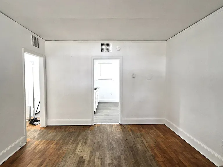 19 Woodlawn Ave — Photo 2