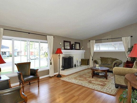 Large LR with Fireplace